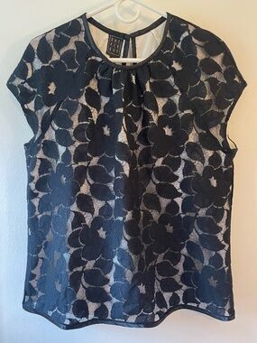due per due black flower over white underlay capped sleeve blouse size L